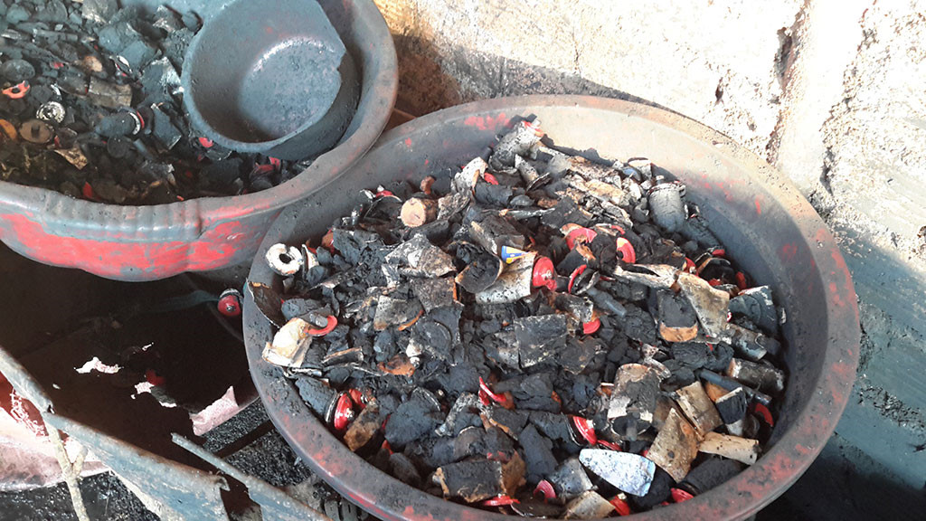 Dyeing coffee black with batteries – Vietnamese people are killing themselves