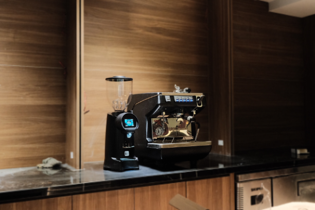 Hình ảnh thực tế của máy xay cà phê Eureka Helios 75 bên cạnh máy pha cà phê Nuova Simonelli Appia Life 1 Group Vol
