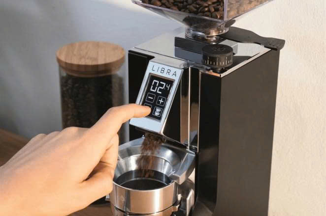 Màn hình cảm ứng trực quan của Eureka Mignon Libra 65 AP với giao diện điều khiển trọng lượng dễ sử dụng