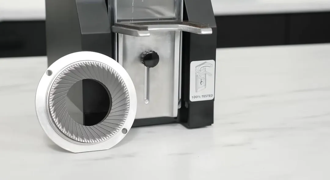 Lưỡi dao phẳng 65mm bên trong máy xay Eureka Mignon Libra 65 AP, mang lại độ mịn và đồng đều cho cà phê