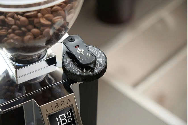 Eureka Mignon Libra 65 AP với công nghệ xay theo trọng lượng Grind by Weight chính xác