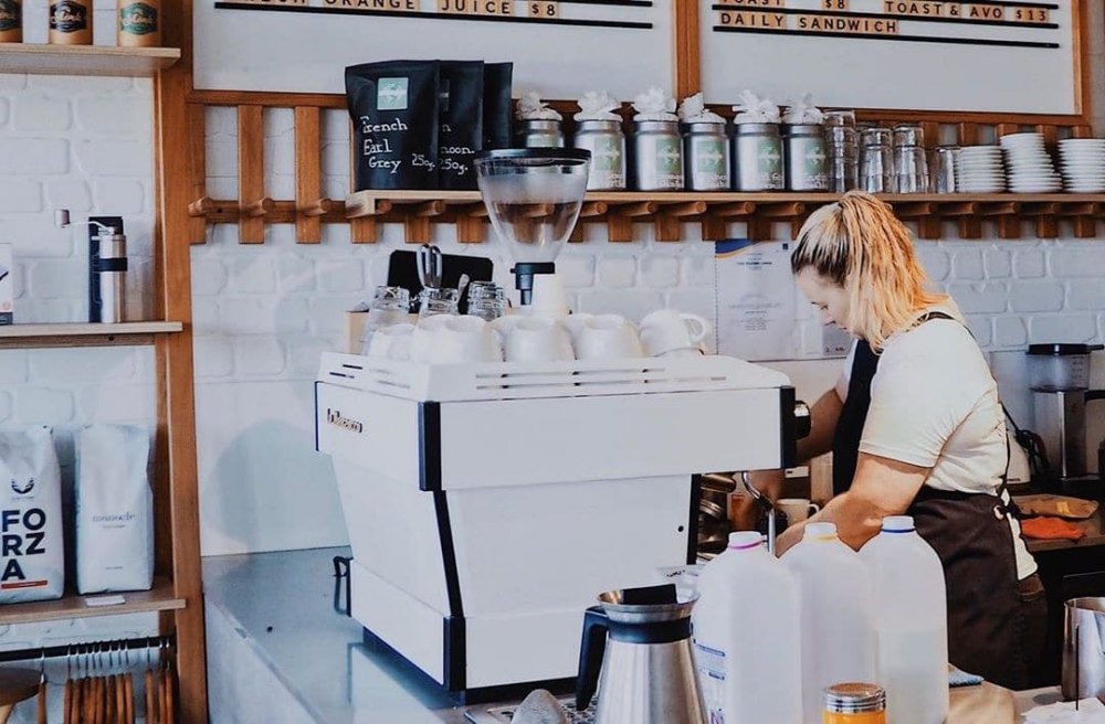 Chuẩn bị đầy đủ trang thiết bị và nguyên liệu cho quán cà phê mang đi