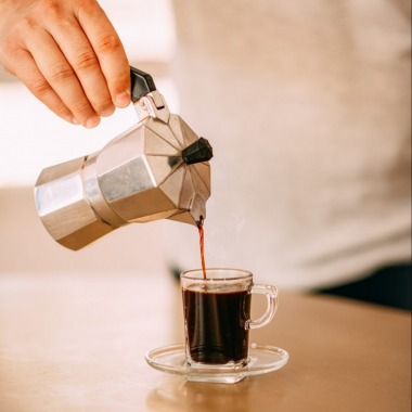 Ấm pha cà phê là gì? Phân loại, Cách chọn và Hướng dẫn sử dụng hiệu quả tại nhà